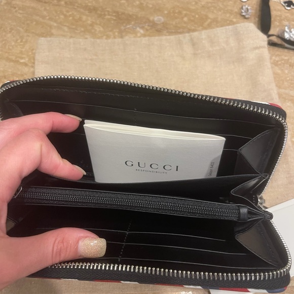 GUCCI ufo black courier zip coated wallet - Picture 2 of 6
